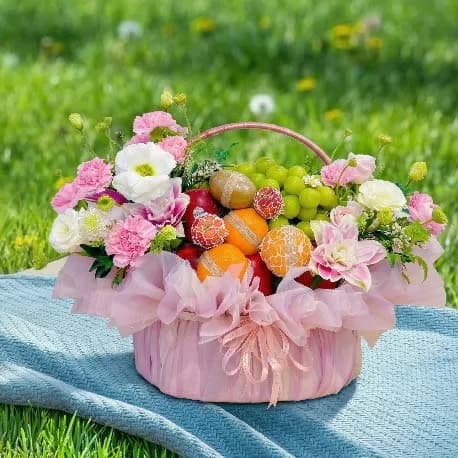Giỏ Trái Cây Kèm Hoa Tươi YN44
